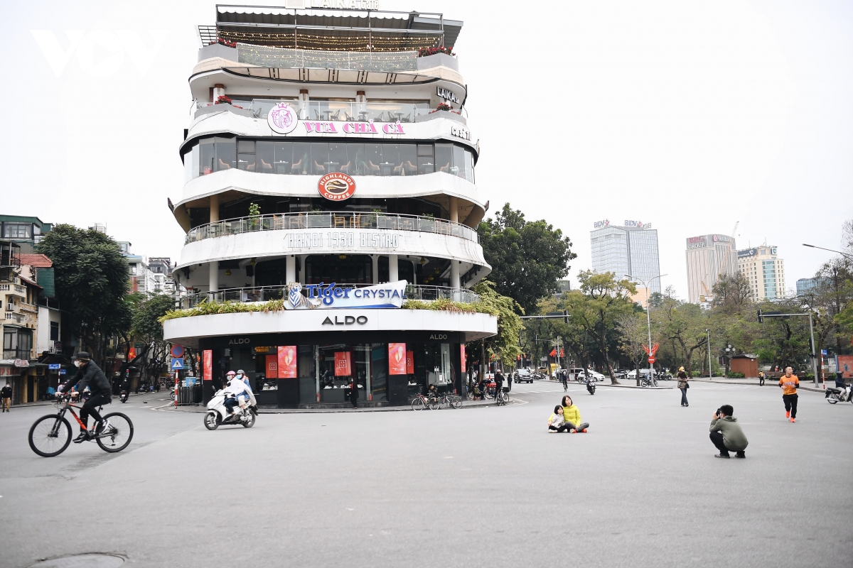 ngam ha noi binh yen sang mung 1 tet hinh anh 5