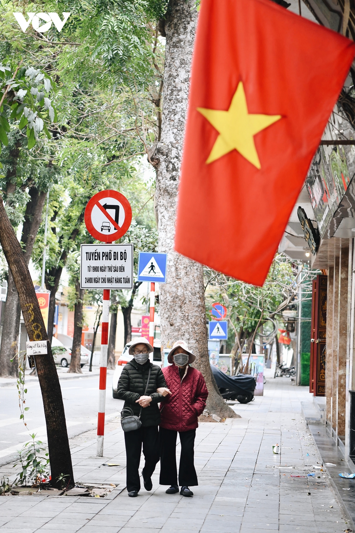 ngam ha noi binh yen sang mung 1 tet hinh anh 21