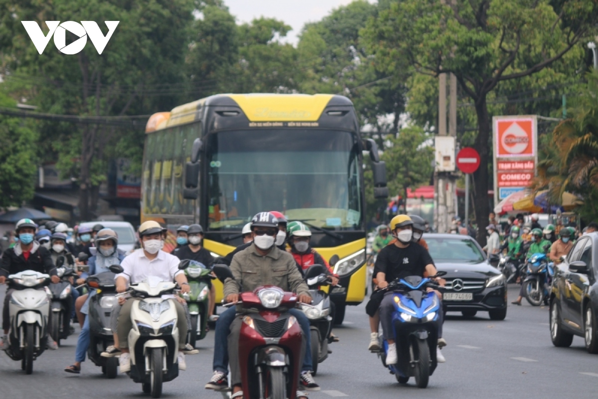 giao thong cua ngo phia dong tp.hcm khong un tac trong ngay cuoi nghi tet hinh anh 7