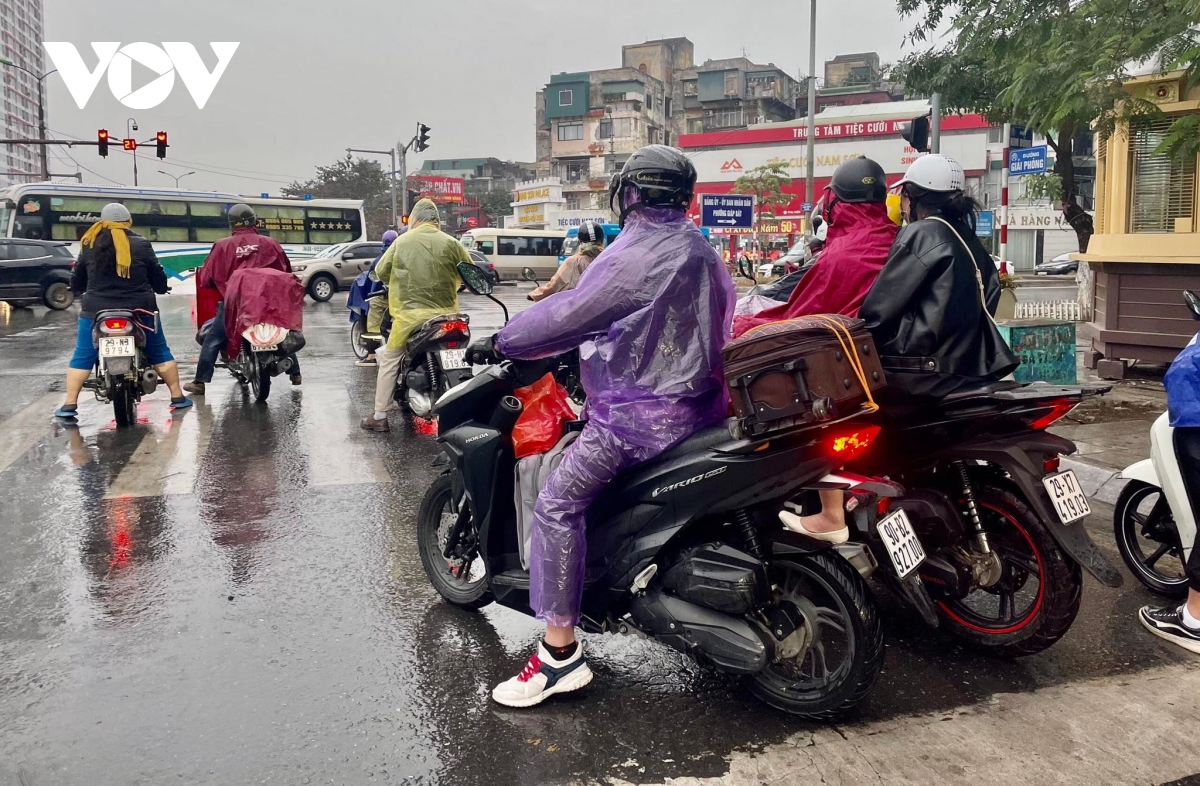 nguoi dan di xe may doi mua ret tro lai thu do ngay cuoi nghi tet hinh anh 9