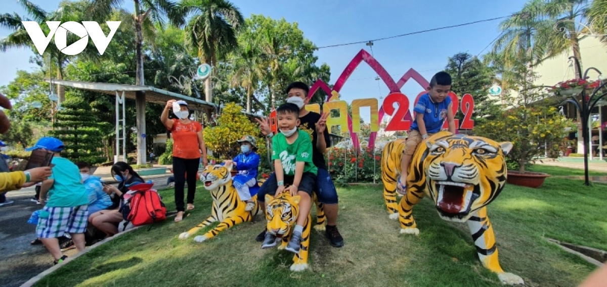 tp.hcm nguoi dan, du khach nuom nuop do ve cac khu vui choi hinh anh 4