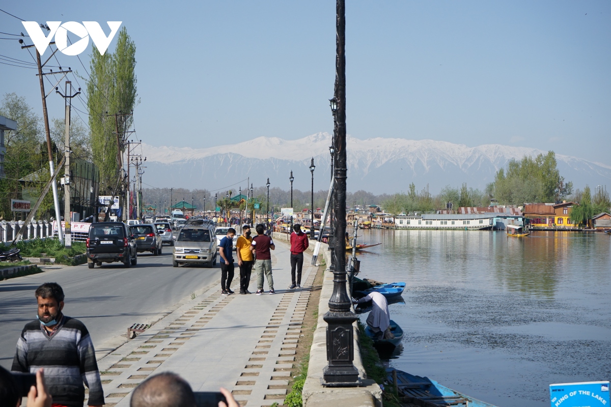 nghi nha thuyen tren day himalaya hinh anh 1