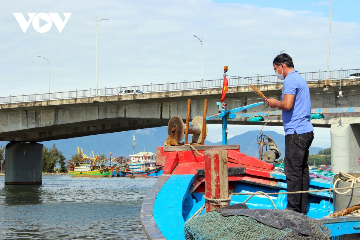 cang ca tho quang, thanh pho Da nang vang ve ngay mung 2 tet hinh anh 8