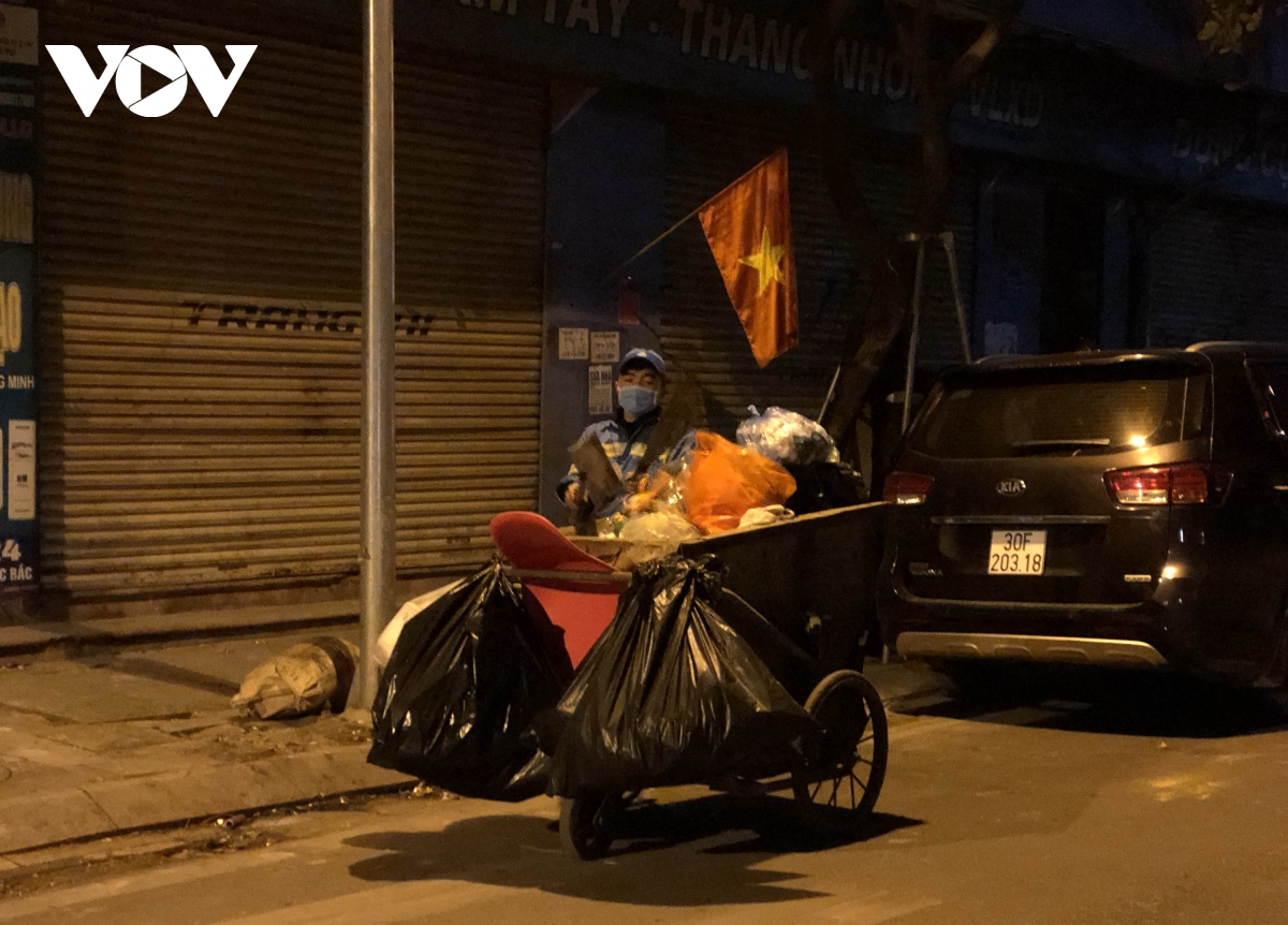 ho hoan kiem va khu pho co ha noi vang nguoi di choi toi mung 2 tet hinh anh 13