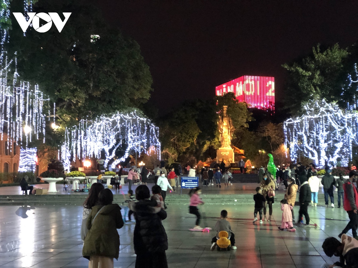 ho hoan kiem va khu pho co ha noi vang nguoi di choi toi mung 2 tet hinh anh 3