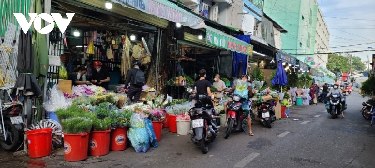 Trước ngày vía Thần Tài ở TP.HCM, hoa tươi tăng giá