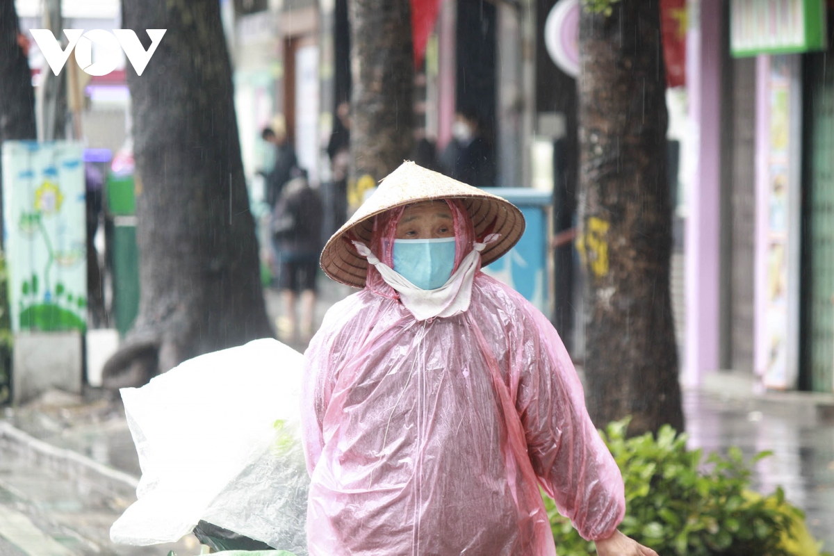 nen nhiet duoi 8 do c, nhung nguoi ban hang rong van buon chai muu sinh hinh anh 8