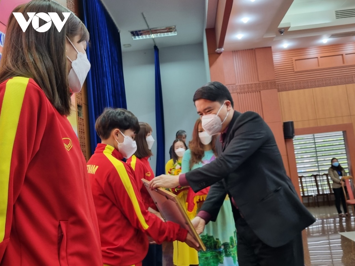 quang nam tang bang khen cho qua bong vang futsal viet nam 2021 hinh anh 1