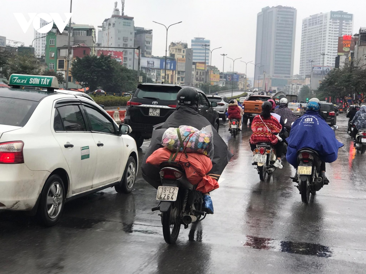 nguoi dan di xe may doi mua ret tro lai thu do ngay cuoi nghi tet hinh anh 4