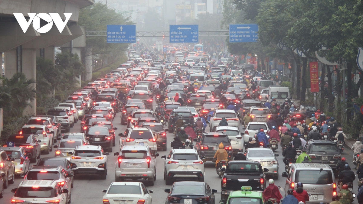 First working day after Tet leaves crowded streets throughout Hanoi