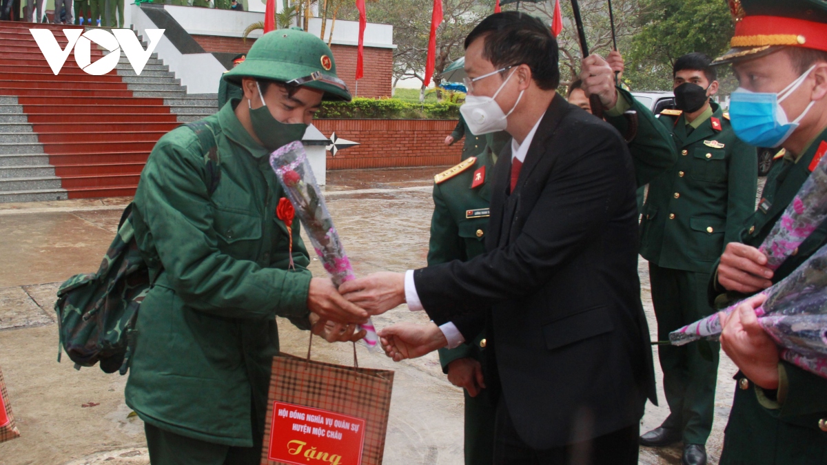 hon 1.500 thanh nien tinh son la hang hai len duong nhap ngu hinh anh 1