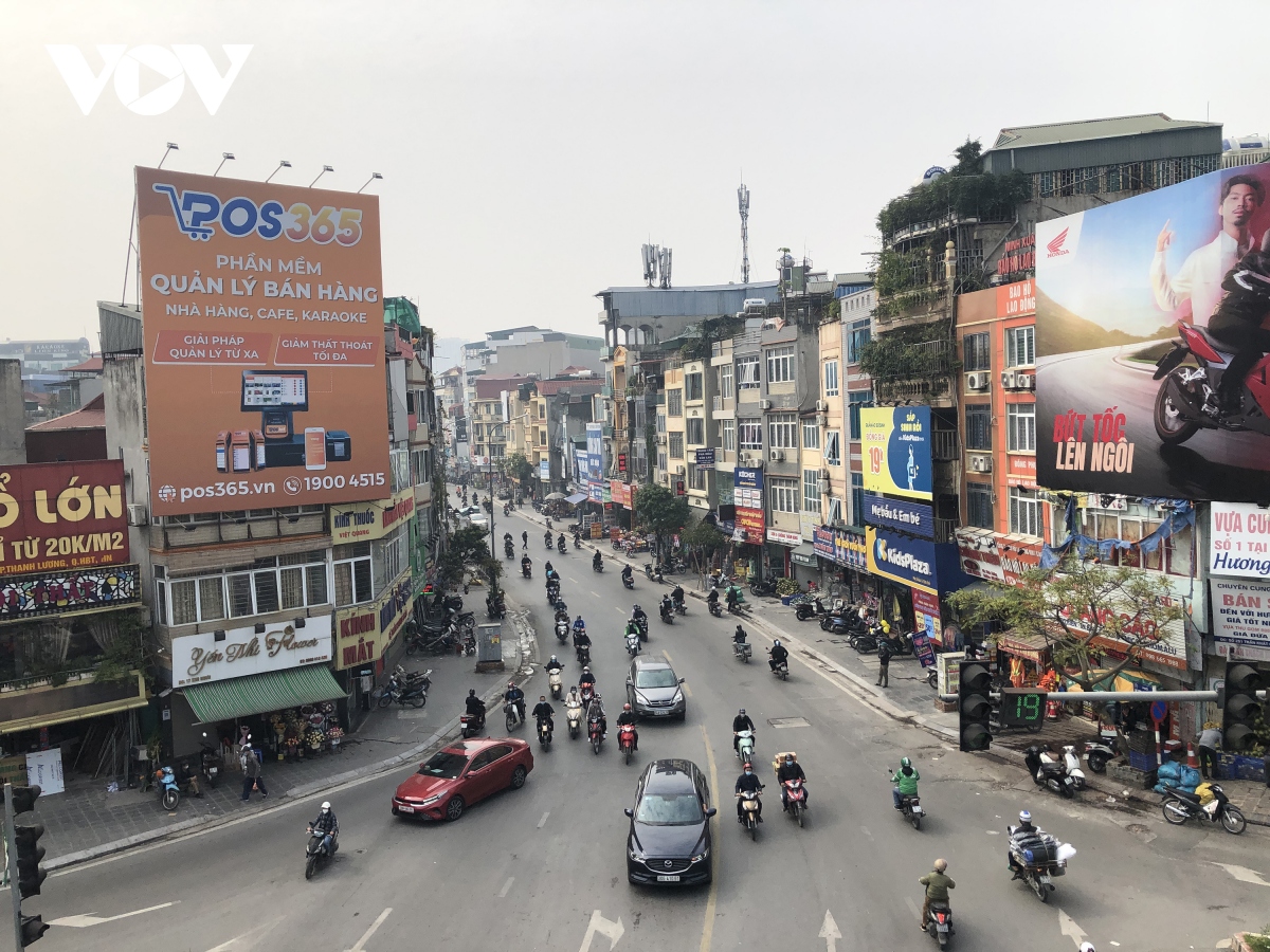 so ca mac covid-19 tang manh, pho phuong ha noi vang ve ngay di lam dau tuan hinh anh 2