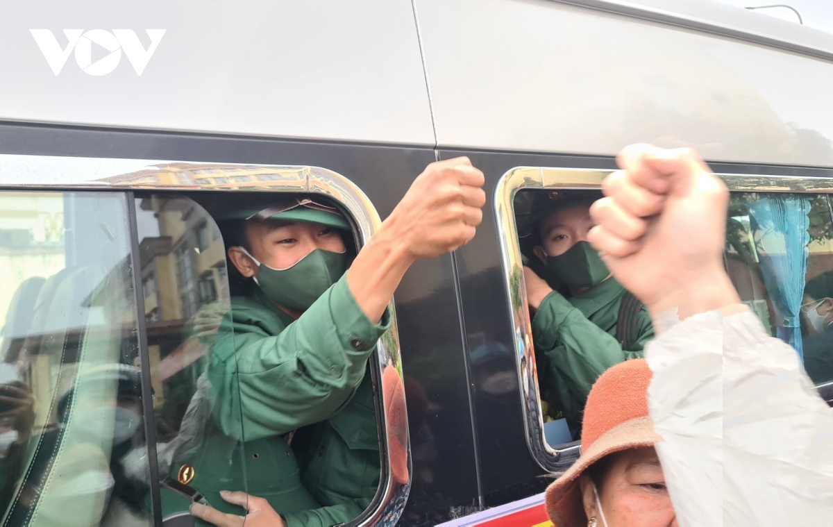 Lễ giao nhận quân trang nghiêm, an toàn và nhanh gọn
