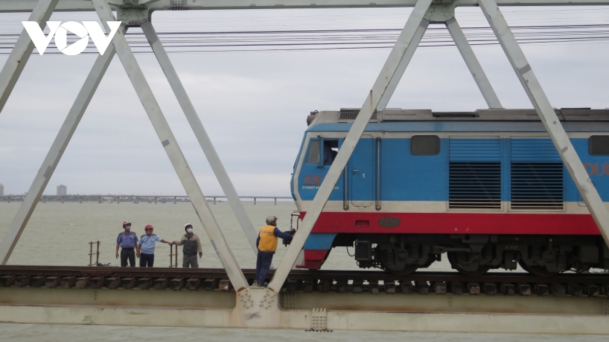 Bất cẩn khi qua đường, người đàn ông bị tàu hỏa kéo lê hơn 100m