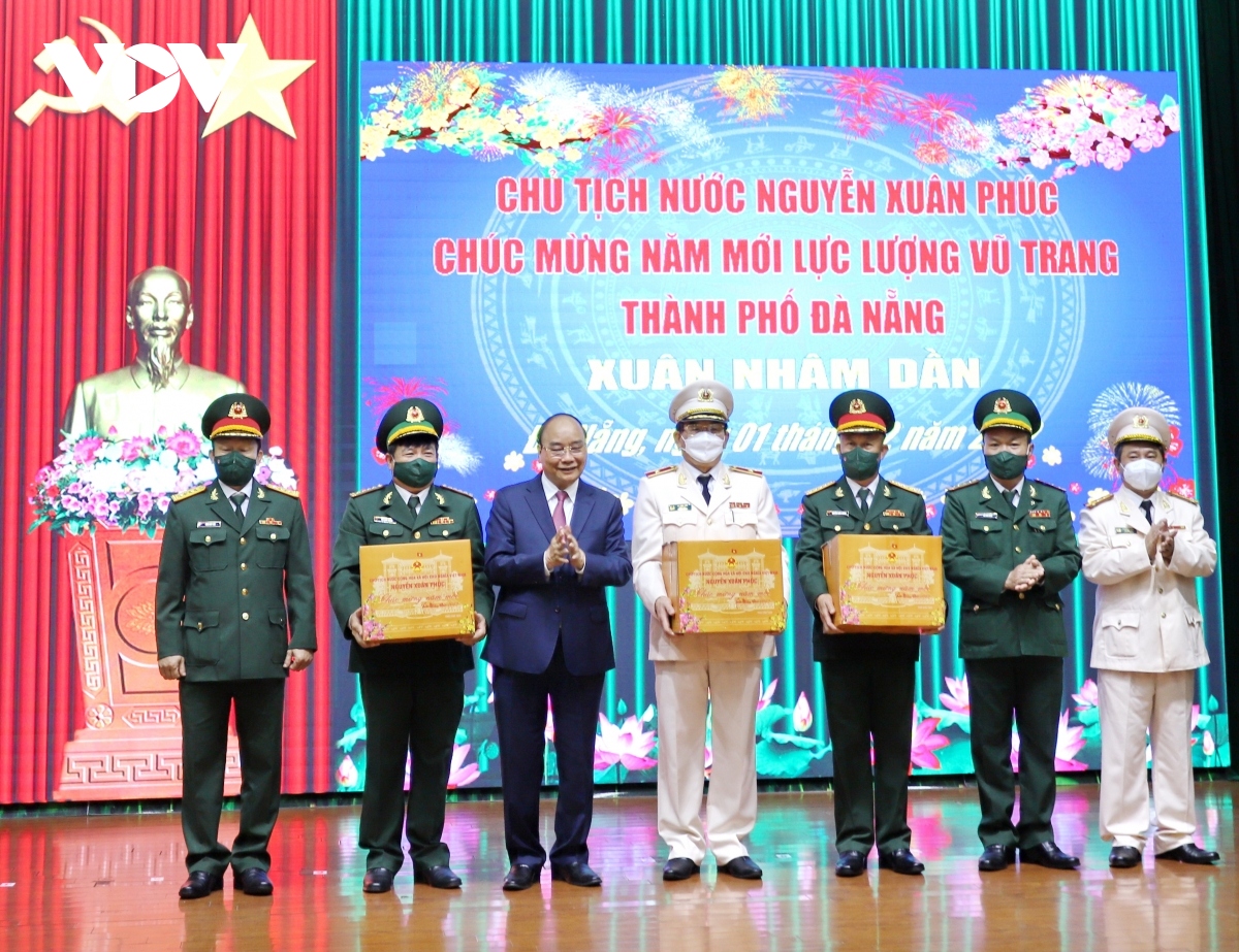 president phuc pays tet visit to da nang on first day of lunar new year picture 2