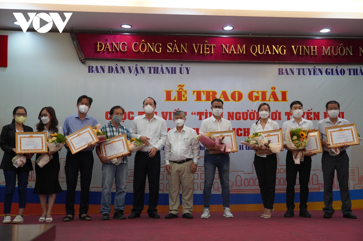 tp.hcm trao giai cuoc thi viet tinh nguoi noi tuyen dau chong dich covid-19 hinh anh 1