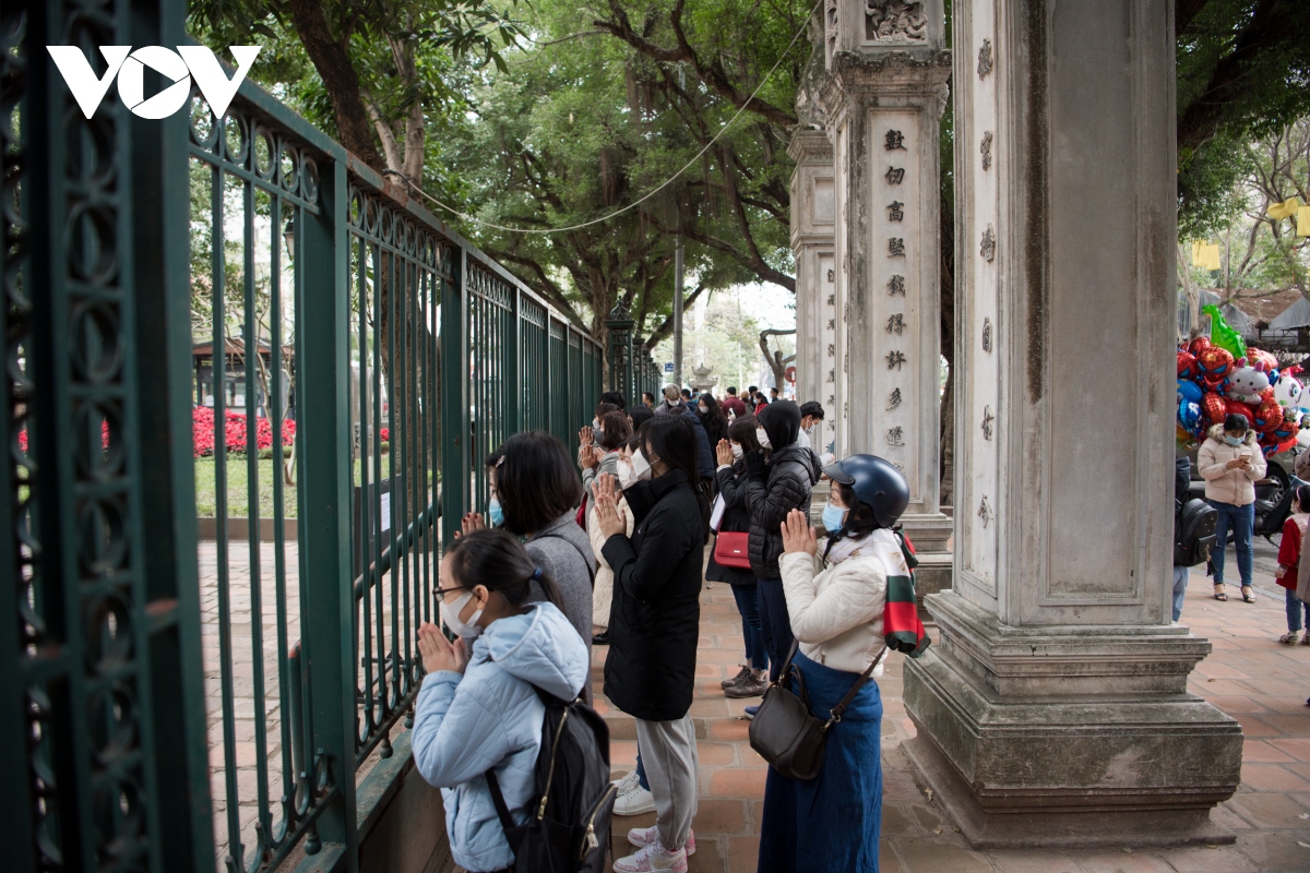 nguoi ha noi xep hang xin chu dau nam tren pho van mieu hinh anh 13