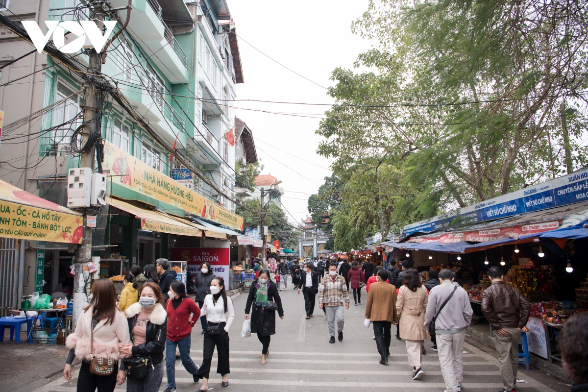 chen chan vai vong truoc cua phu tay ho sang mung 3 tet nham dan hinh anh 1