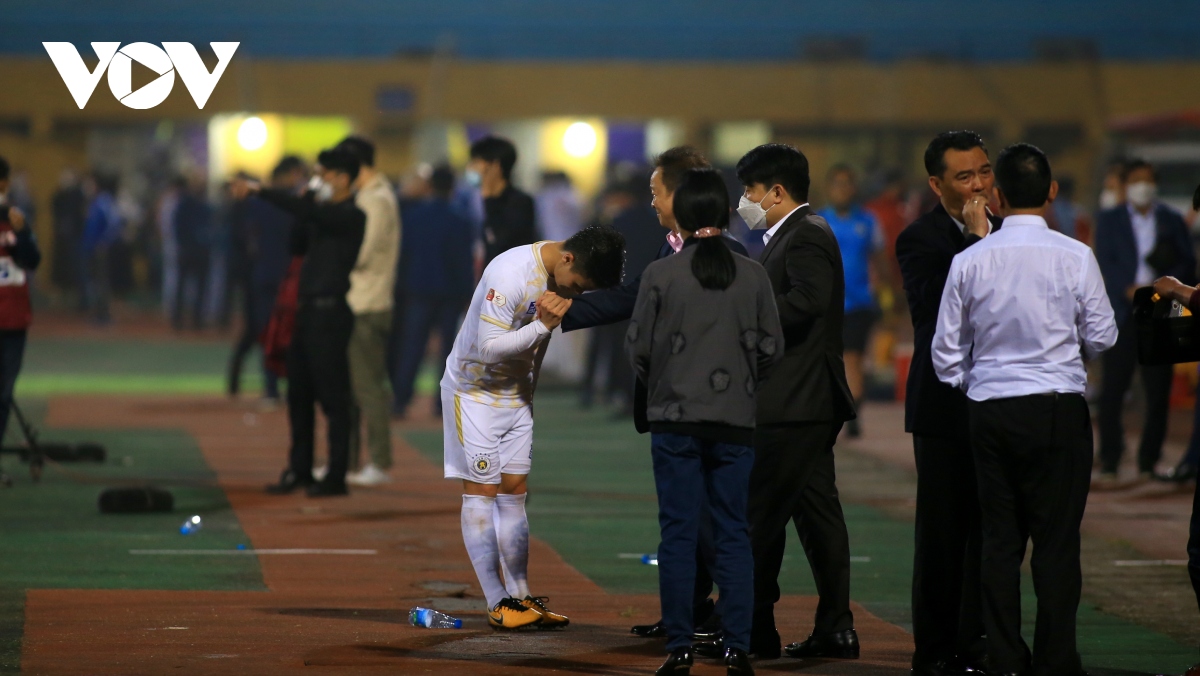 quang hai cui dau cam on bau hien sau tran dau choi sang cho ha noi fc hinh anh 8