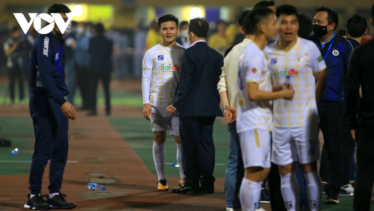 quang hai cui dau cam on bau hien sau tran dau choi sang cho ha noi fc hinh anh 4