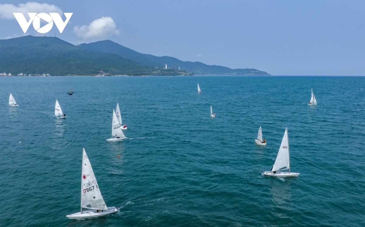 Những cánh buồm trắng lấp lánh trên mặt biển Đà Nẵng | VOV.VN