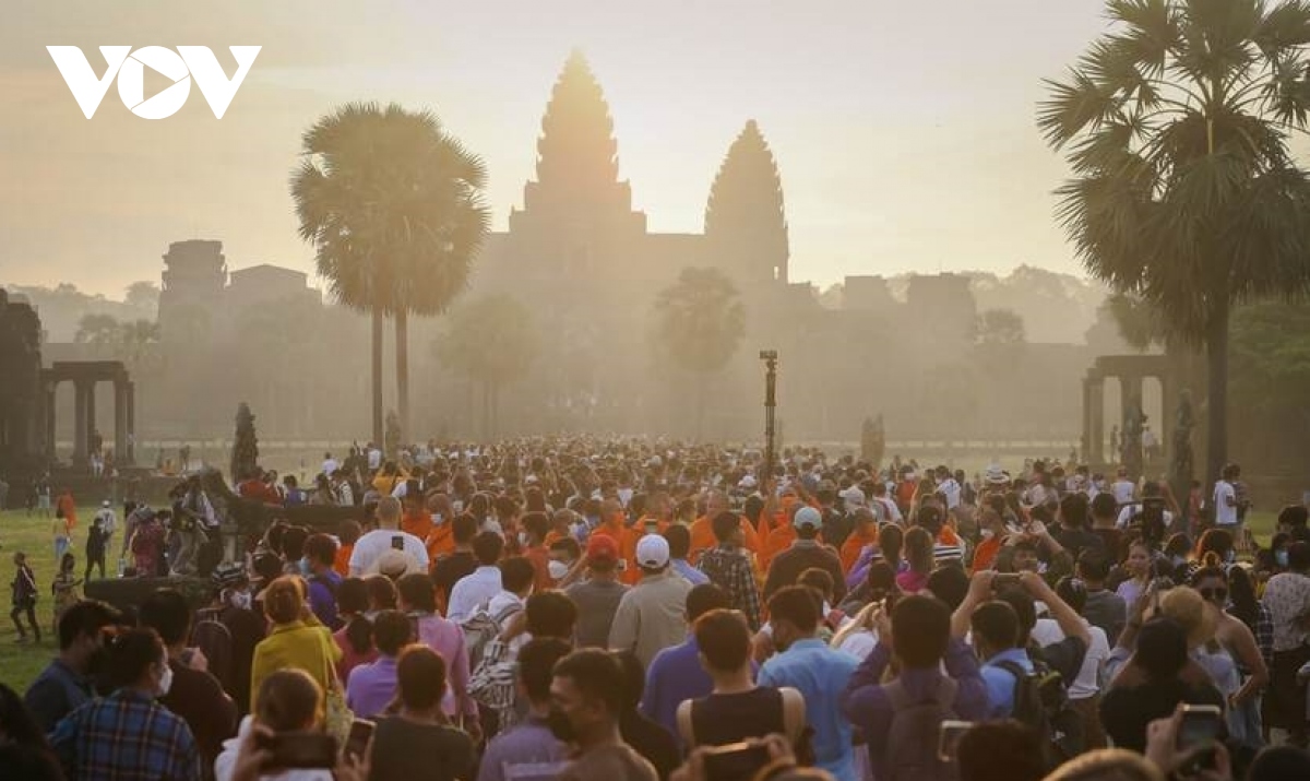 du khach do xo den xem khoanh khac mat troi moc tren dinh den angkor wat hinh anh 3