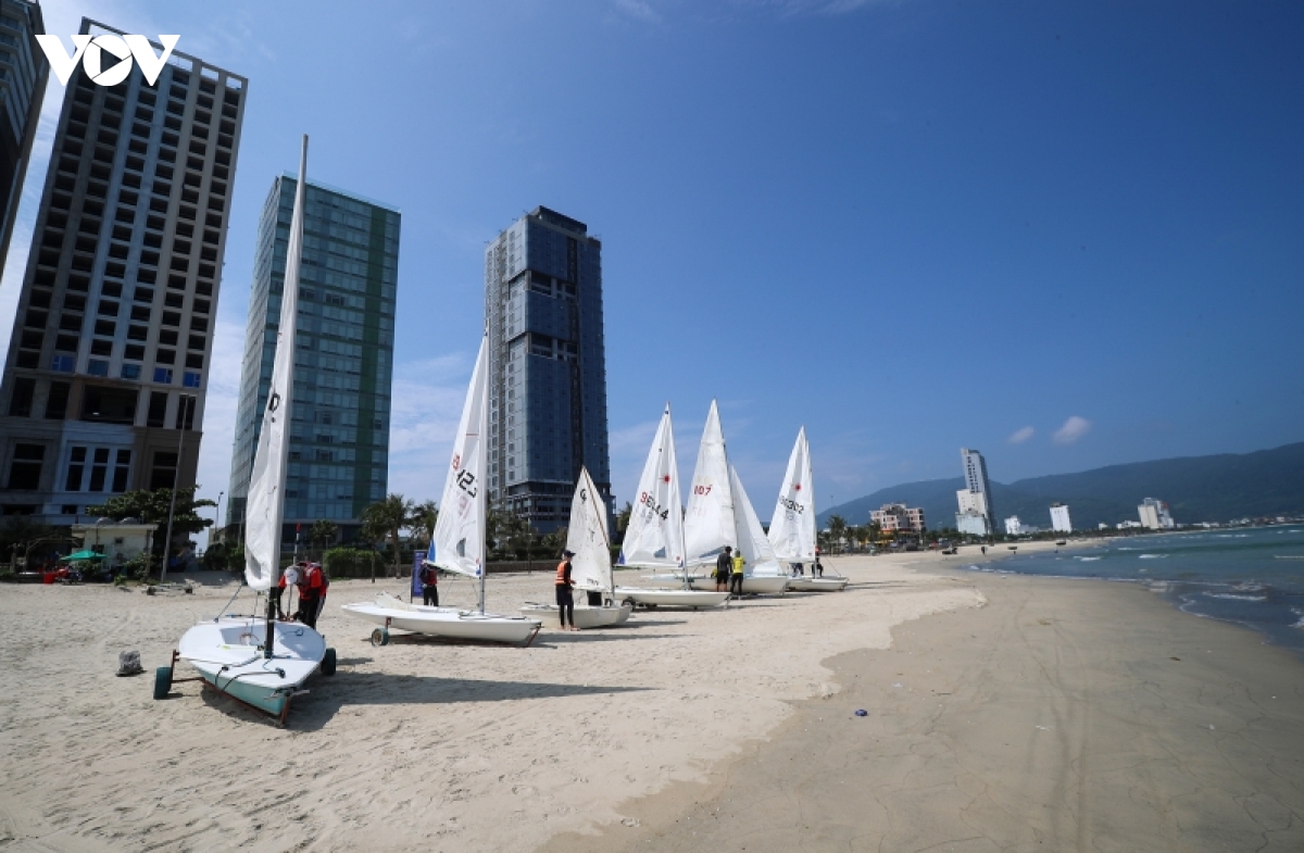 nhung canh buom trang lap lanh tren mat bien Da nang hinh anh 3