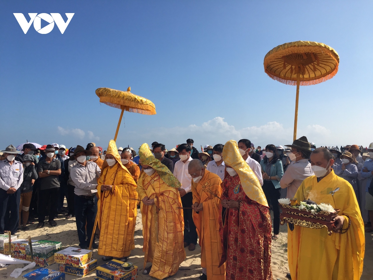 hoi an lam le cau sieu cho 17 nguoi tu nan trong vu lat tau du lich tren bien cua Dai hinh anh 3