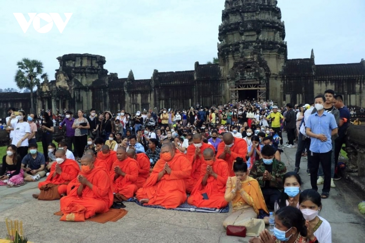 du khach do xo den xem khoanh khac mat troi moc tren dinh den angkor wat hinh anh 5