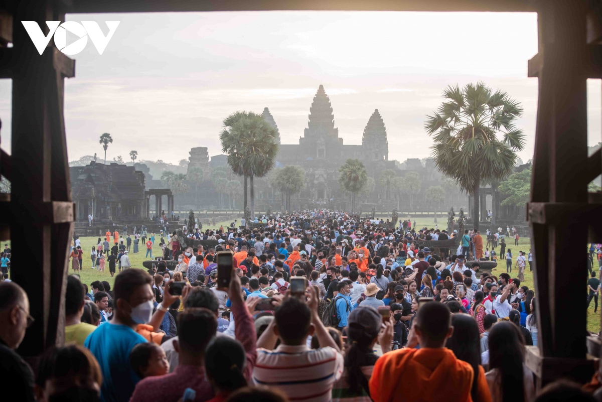 du khach do xo den xem khoanh khac mat troi moc tren dinh den angkor wat hinh anh 4