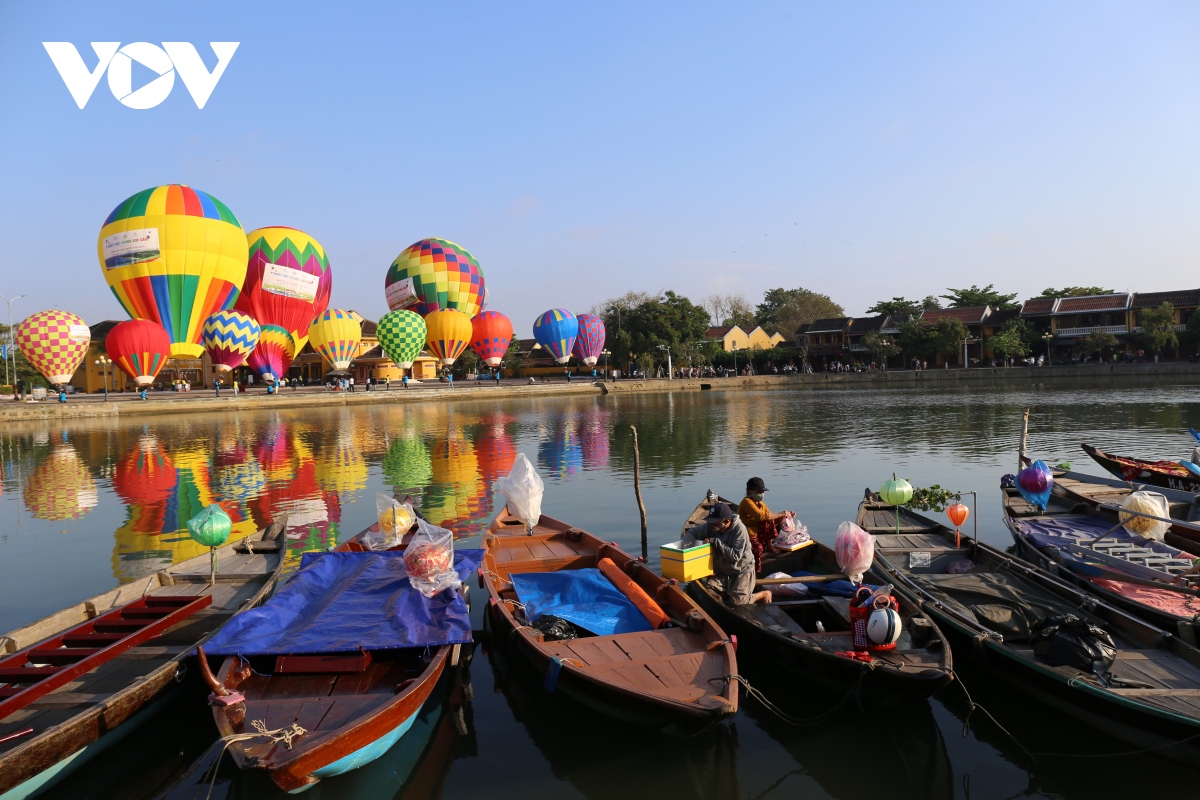 ruc ro sac mau ngay hoi khinh khi cau ben song hoai, pho co hoi an hinh anh 1