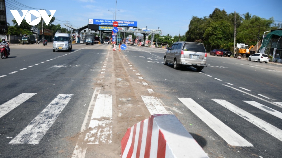 tram bot duong tranh bien hoa mo dai phan cach de khong bit loi quay dau hinh anh 1