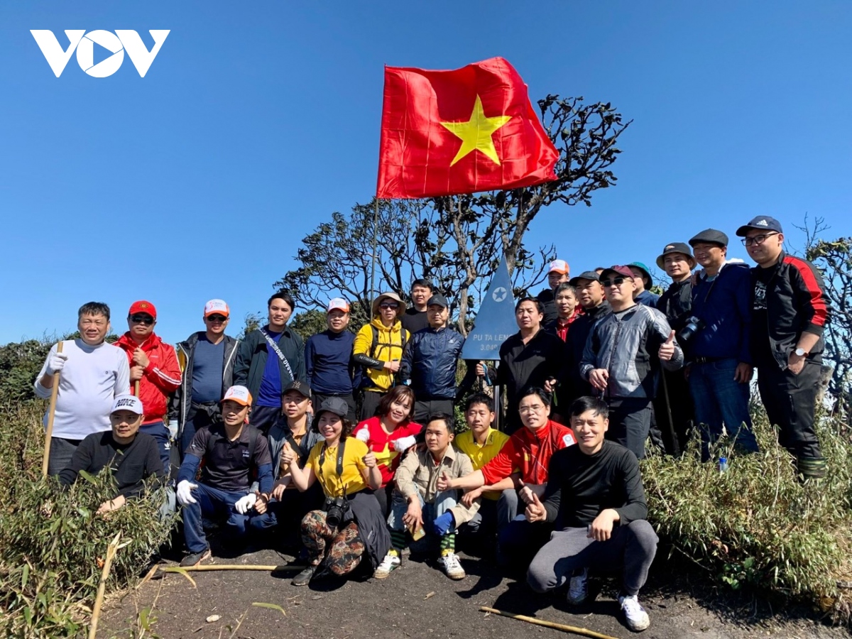 Do quyen khoe sac tren dinh putaleng tai lai chau hinh anh 11