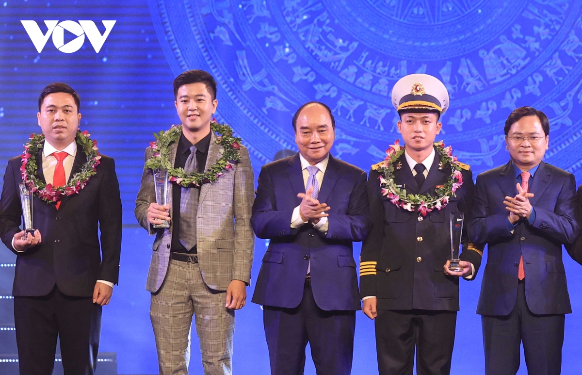 Chủ tịch nước trao Giải thưởng cho các gương mặt trẻ Việt Nam tiêu biểu năm 2021