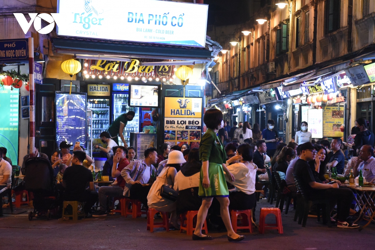 khu am thuc pho co ha noi dong vui sau 21h hinh anh 2