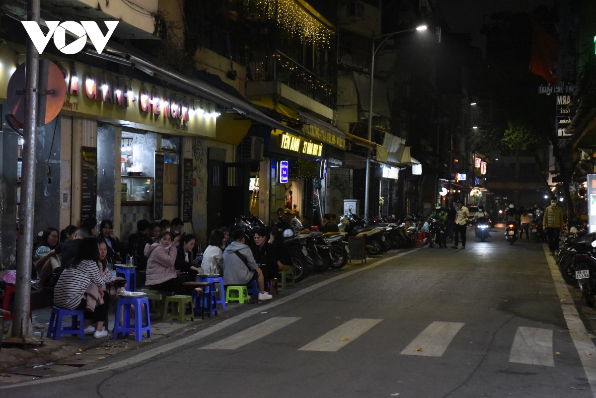 khu am thuc pho co ha noi dong vui sau 21h hinh anh 9