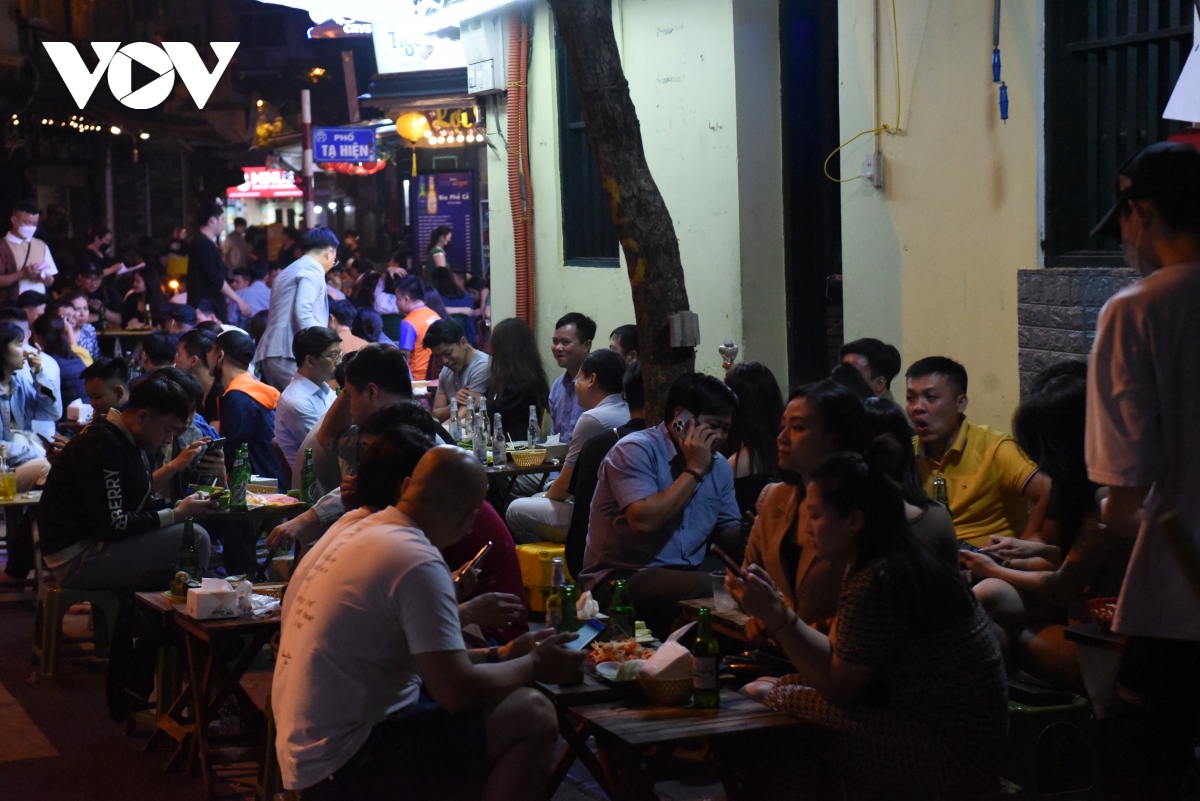 khu am thuc pho co ha noi dong vui sau 21h hinh anh 3