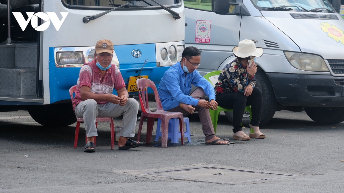 Lượng khách đi xe giảm nhiều, giá xăng dầu tăng khiến các nhà xe khó khăn.