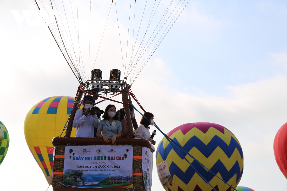 ruc ro sac mau ngay hoi khinh khi cau ben song hoai, pho co hoi an hinh anh 5