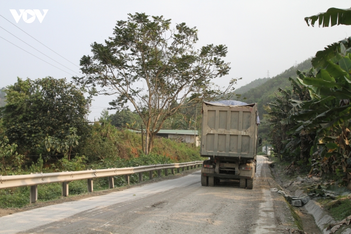 xuong cap nghiem trong, quoc lo 70 tiem an nhieu nguy co mat an toan giao thong hinh anh 10