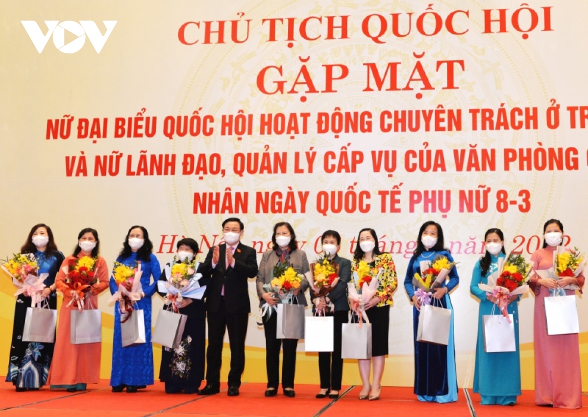 chu tich quoc hoi vuong Dinh hue gap mat nu dai bieu quoc hoi chuyen trach o trung uong hinh anh 3