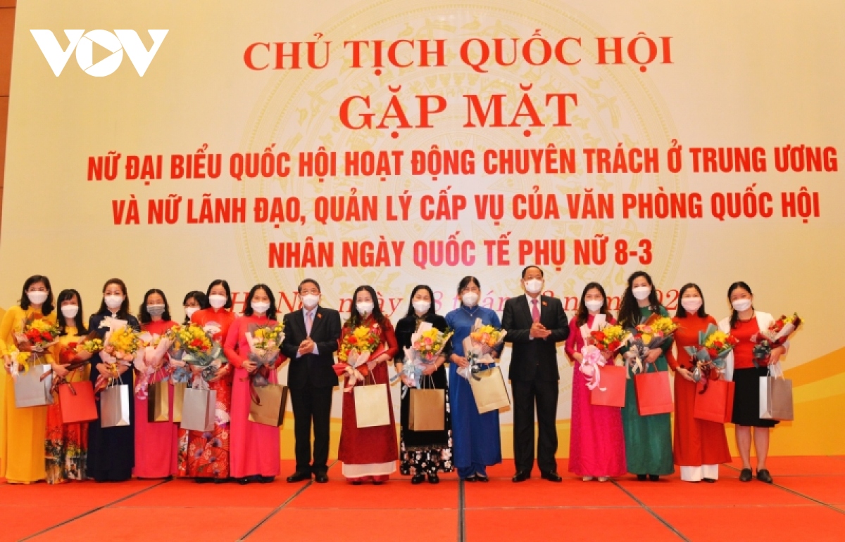 chu tich quoc hoi vuong Dinh hue gap mat nu dai bieu quoc hoi chuyen trach o trung uong hinh anh 4