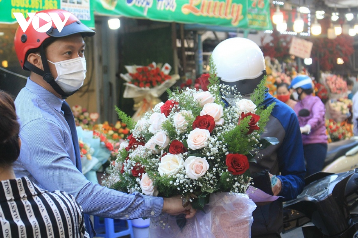 gia hoa tuoi tai tp.hcm tang nhe ngay 8 3, suc mua kem hinh anh 1