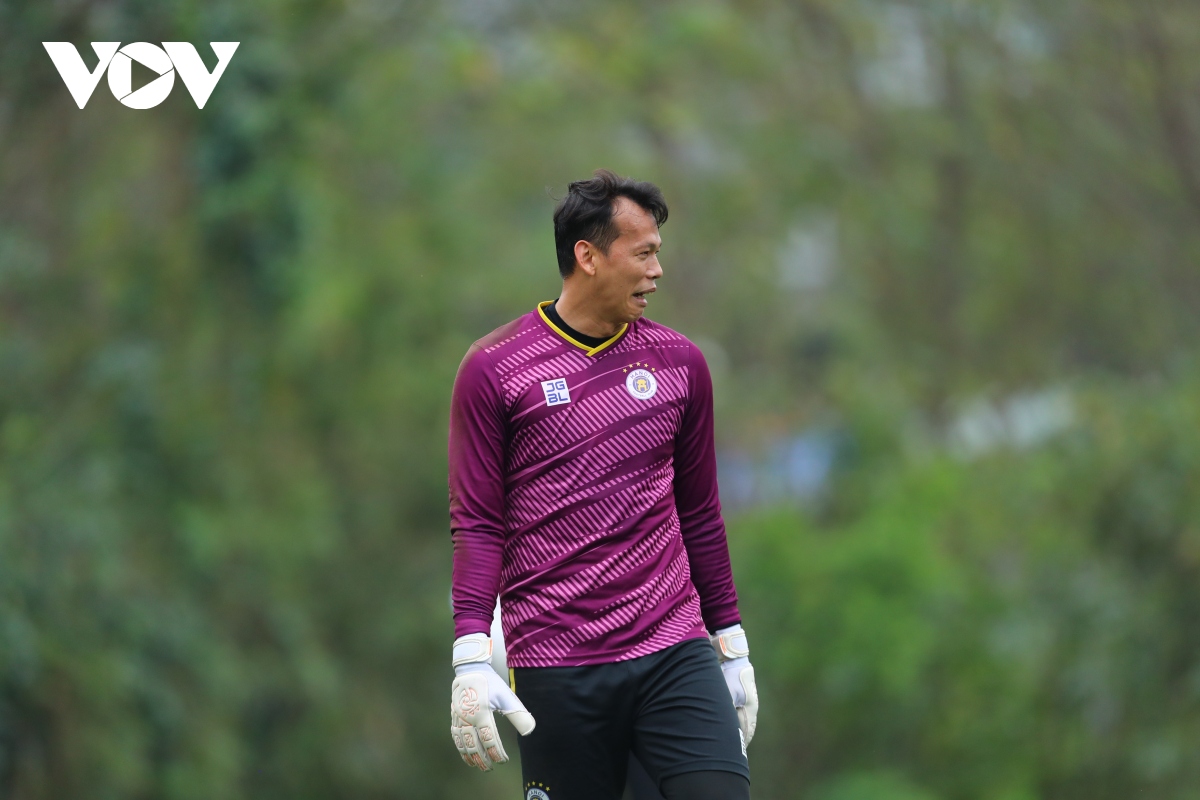 quang hai tro lai tap luyen cung ha noi fc, van quyet noi dieu bat ngo hinh anh 4