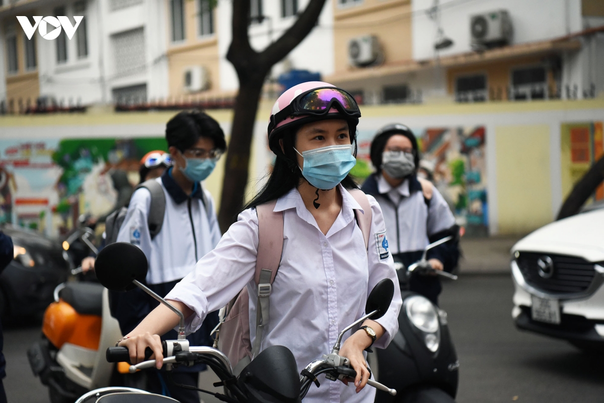 Hàng ngàn học sinh từ lớp 7-12 tại Hà Nội đồng loạt đến trường học trực tiếp