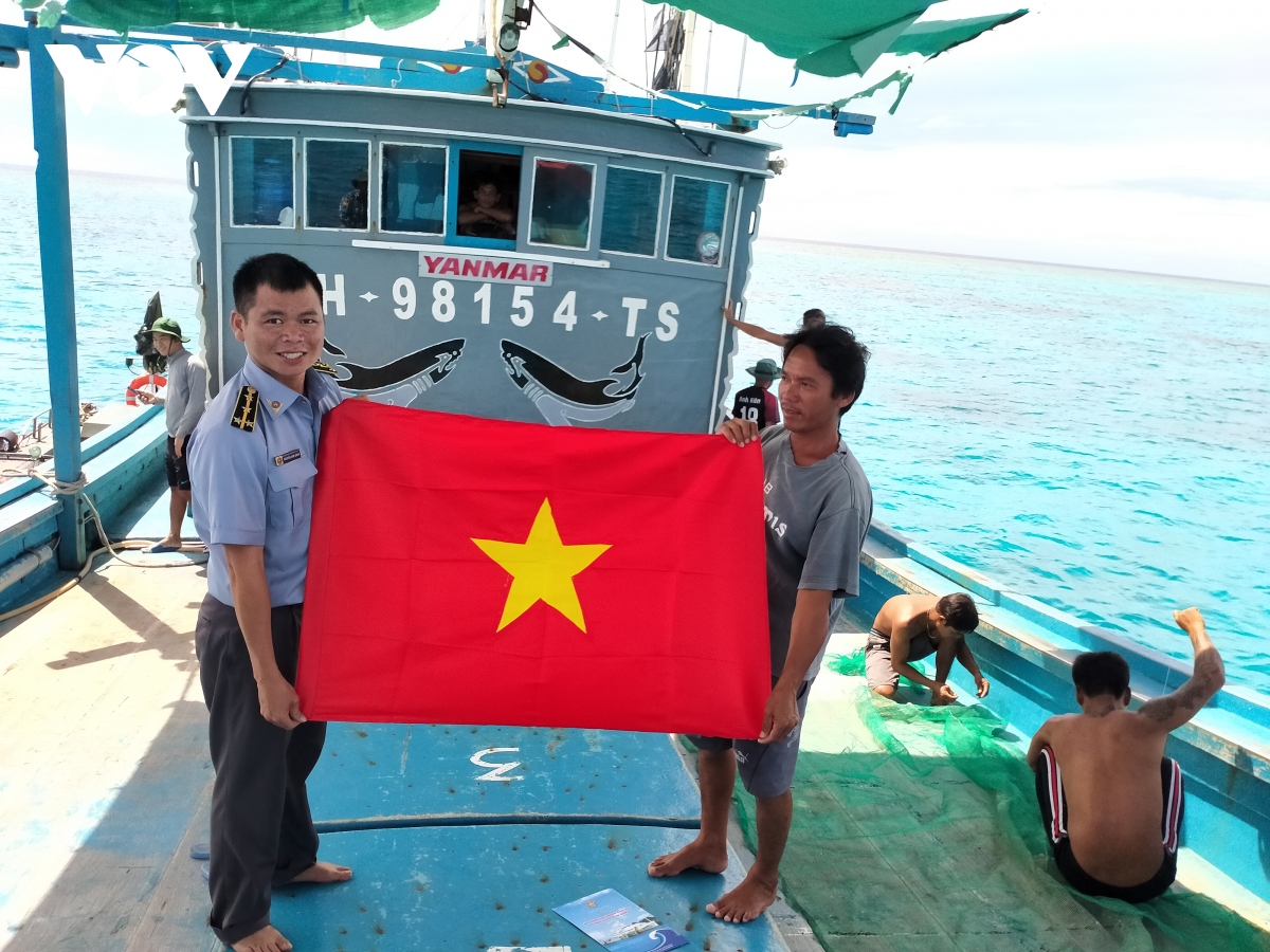 luc luong kiem ngu bao ve ngu truong, sat canh cung ngu dan hinh anh 1