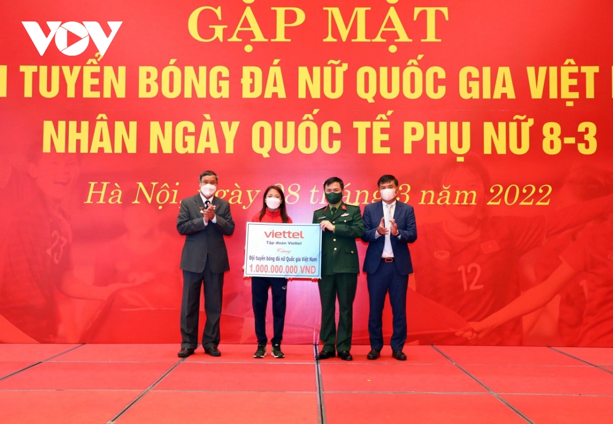 Dt bong da nu viet nam nhan qua nong nhan dip quoc te phu nu 8 3 tu viettel hinh anh 1