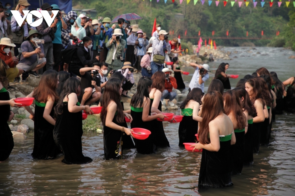 Doc dao le hoi Ap ho chieng cua nguoi thai trang lai chau hinh anh 10