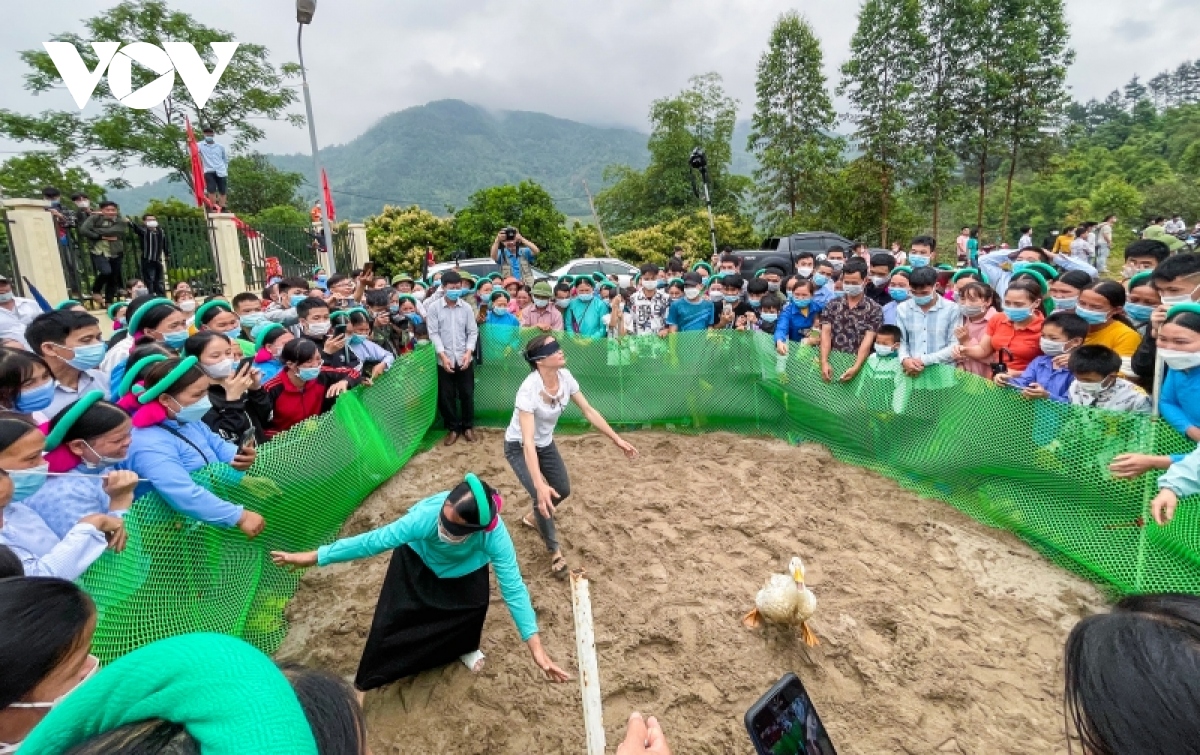 len binh lieu xem chi em san chi mac vay da bong hinh anh 13