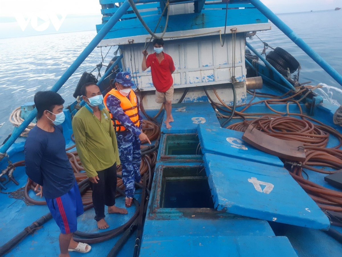 Cảnh sát biển bắt giữ 5 người trên tàu chở dầu không giấy phép